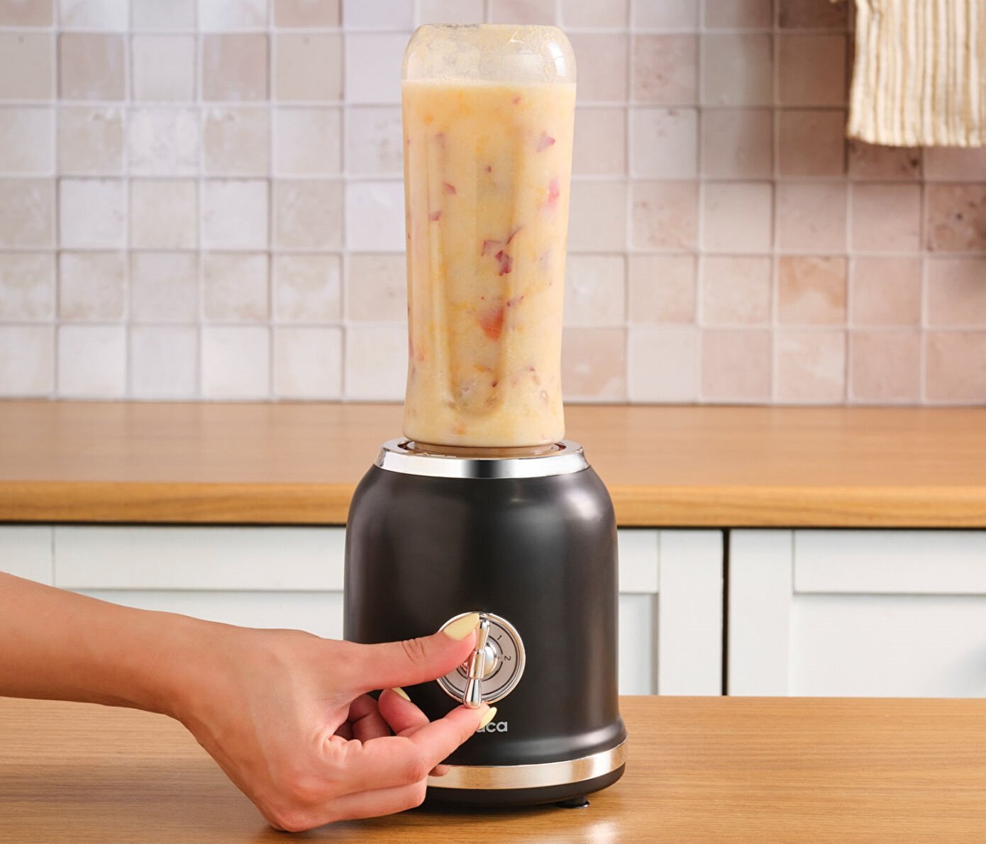 Karaca Retro Personal Smoothie Blender 600ml, Ice Crushing Function – Black, 153.03.06.2450 4 Karaca Retro Personal Smoothie Blender 600ml, Ice Crushing Function – Black, 153.03.06.2450 - Image 4