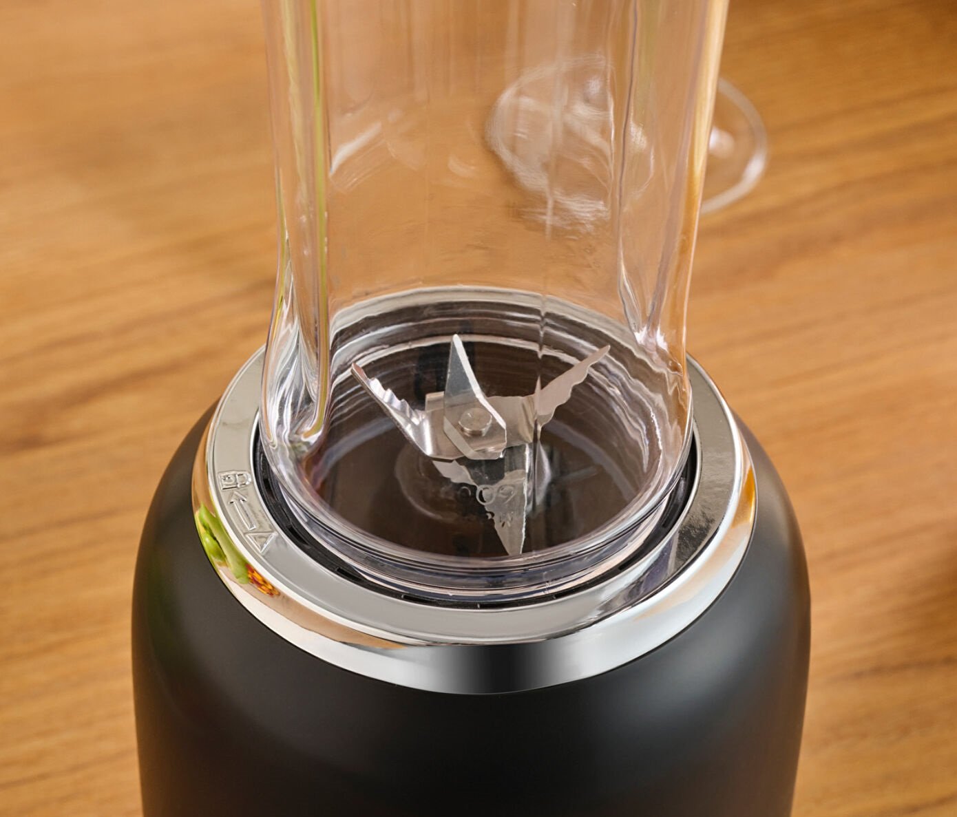 Karaca Retro Personal Smoothie Blender 600ml, Ice Crushing Function – Black, 153.03.06.2450 5 Karaca Retro Personal Smoothie Blender 600ml, Ice Crushing Function – Black, 153.03.06.2450 - Image 5