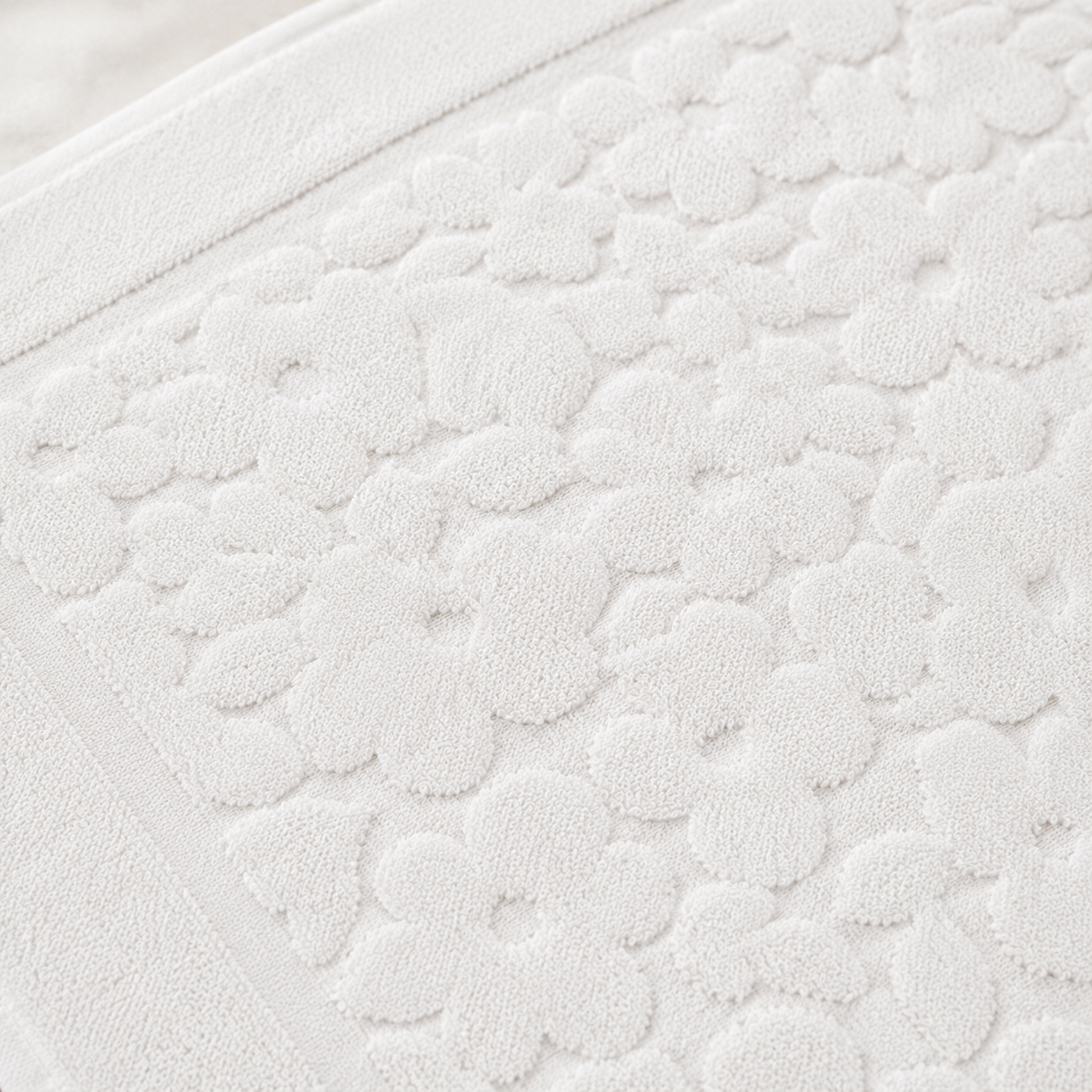 Karaca Home Daisy White Foot Towel 50 x 70 cm, 200.19.01.0182 2 Karaca Home Daisy White Foot Towel 50 x 70 cm, 200.19.01.0182 - Image 2