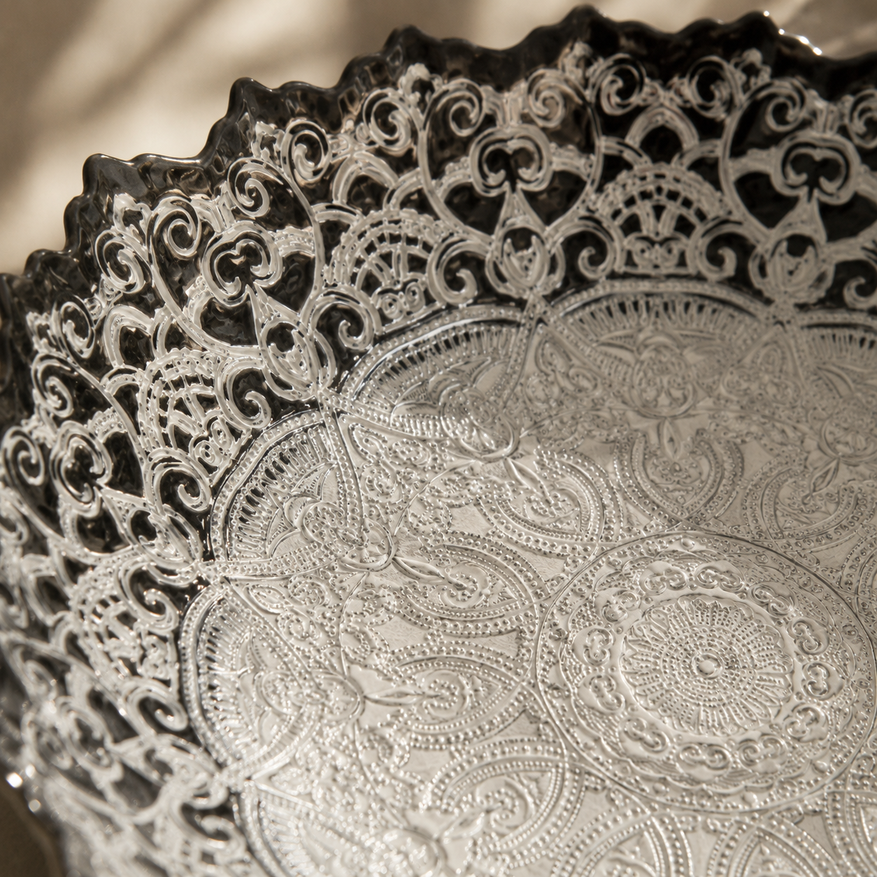 Karaca Home Kashida Silver Decorative Plate 34 cm, 300.22.02.0439 2 Karaca Home Kashida Silver Decorative Plate 34 cm, 300.22.02.0439 - Image 2