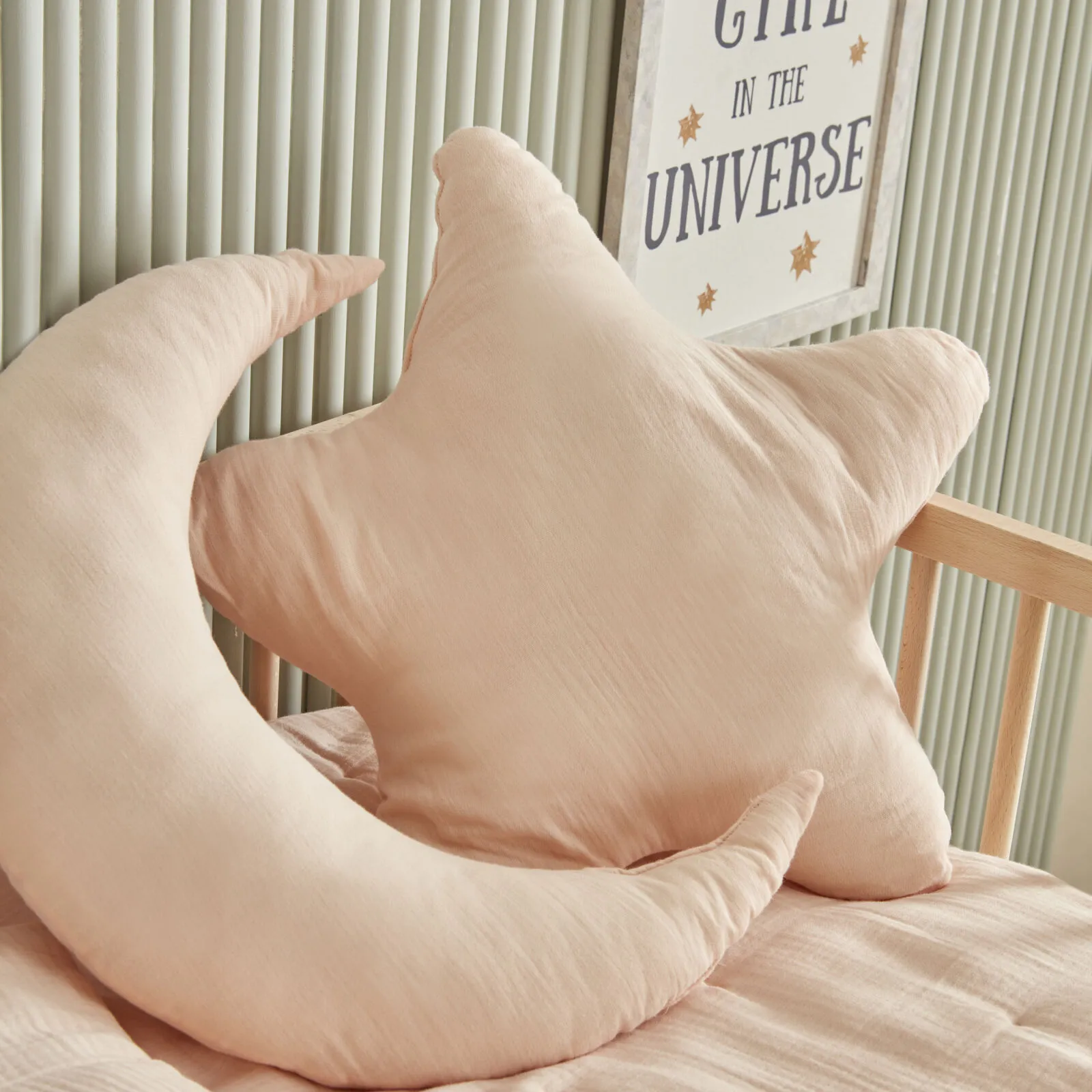 Karaca Home Baby Eloise Muslin Comfort Set / Sleep Set – Powder, 200.22.14.0523 2 Karaca Home Baby Eloise Muslin Comfort Set / Sleep Set – Powder, 200.22.14.0523 - Image 2