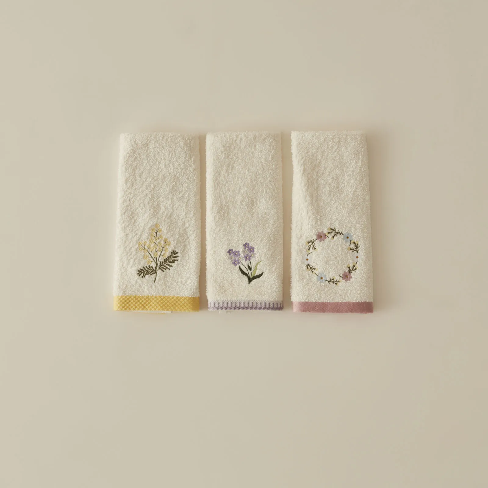 Karaca Home Daisy 3-Piece Embroidered Hand Towel Set 30x50 cm, 8680214389164 3 Karaca Home Daisy 3-Piece Embroidered Hand Towel Set 30x50 cm, 8680214389164 - Image 3