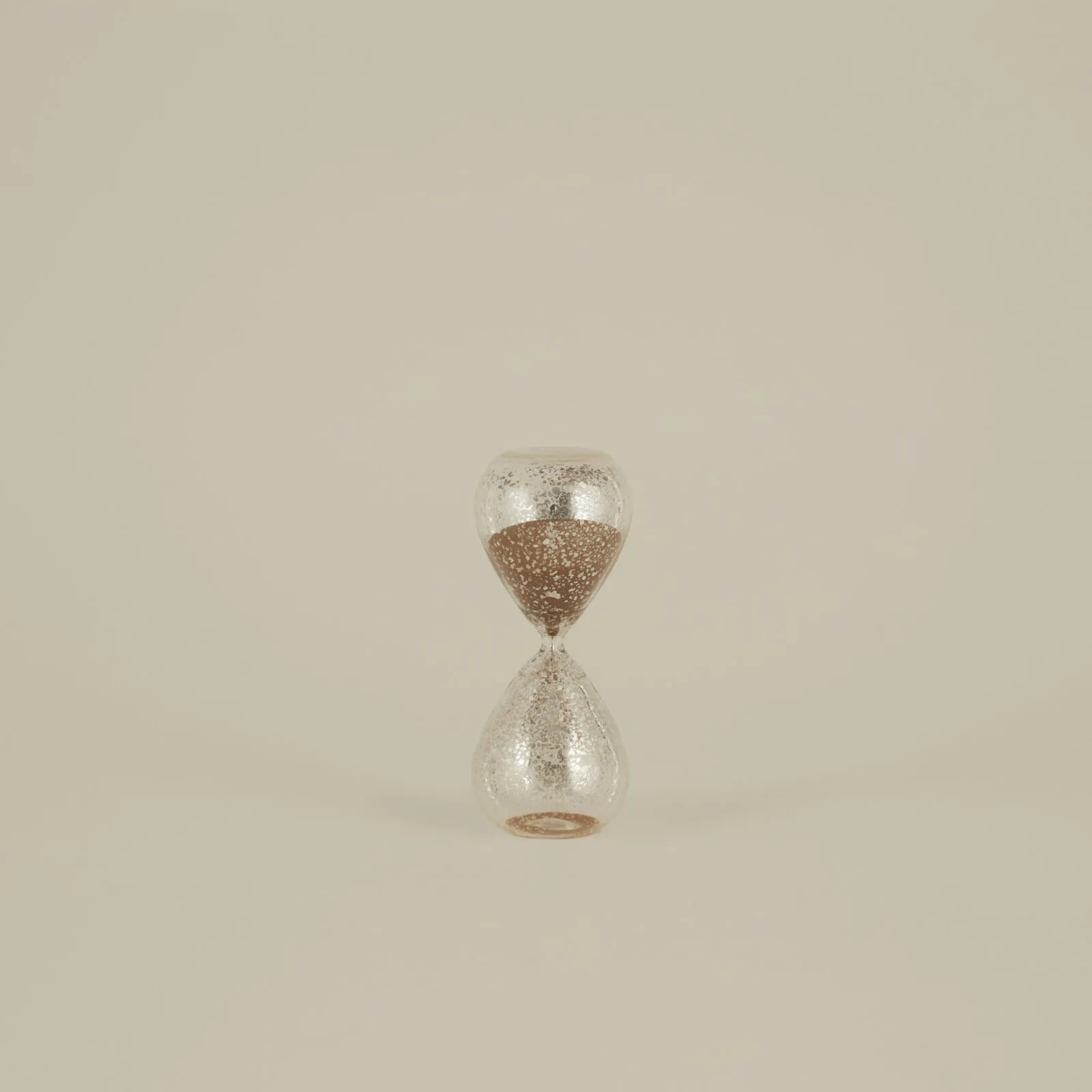 Karaca Home Glitter Hourglass – Gold (8×15 cm), 153.09.01.8606 2 Karaca Home Glitter Hourglass – Gold (8×15 cm), 153.09.01.8606 - Image 2