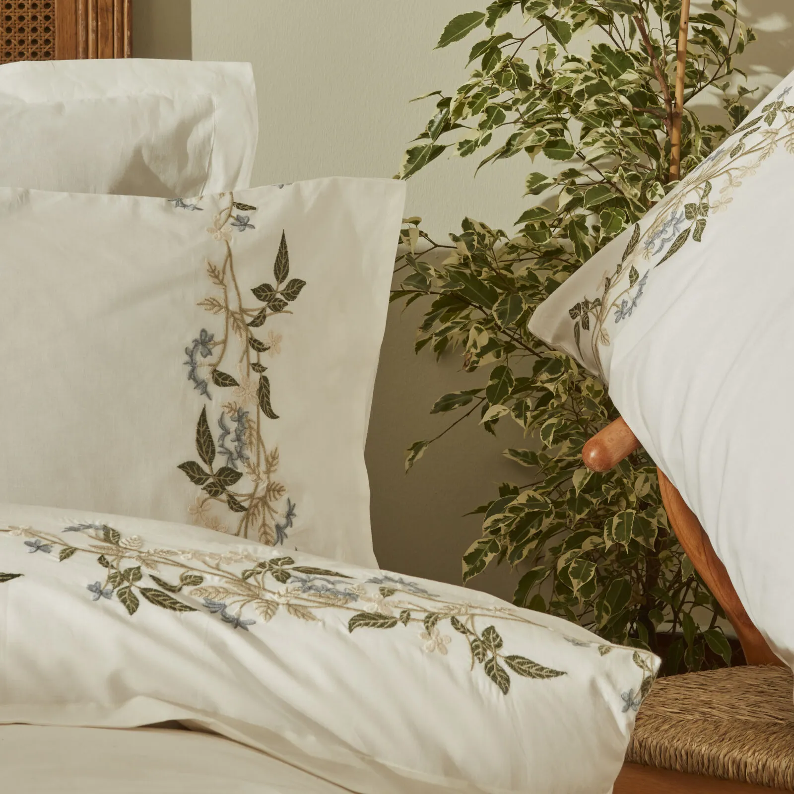 Karaca Home Nancy 100% Cotton Embroidered Double Duvet Cover Set – White & Green Floral Elegance, 200.22.01.0092 5 Karaca Home Nancy 100% Cotton Embroidered Double Duvet Cover Set – White & Green Floral Elegance, 200.22.01.0092 - Image 5